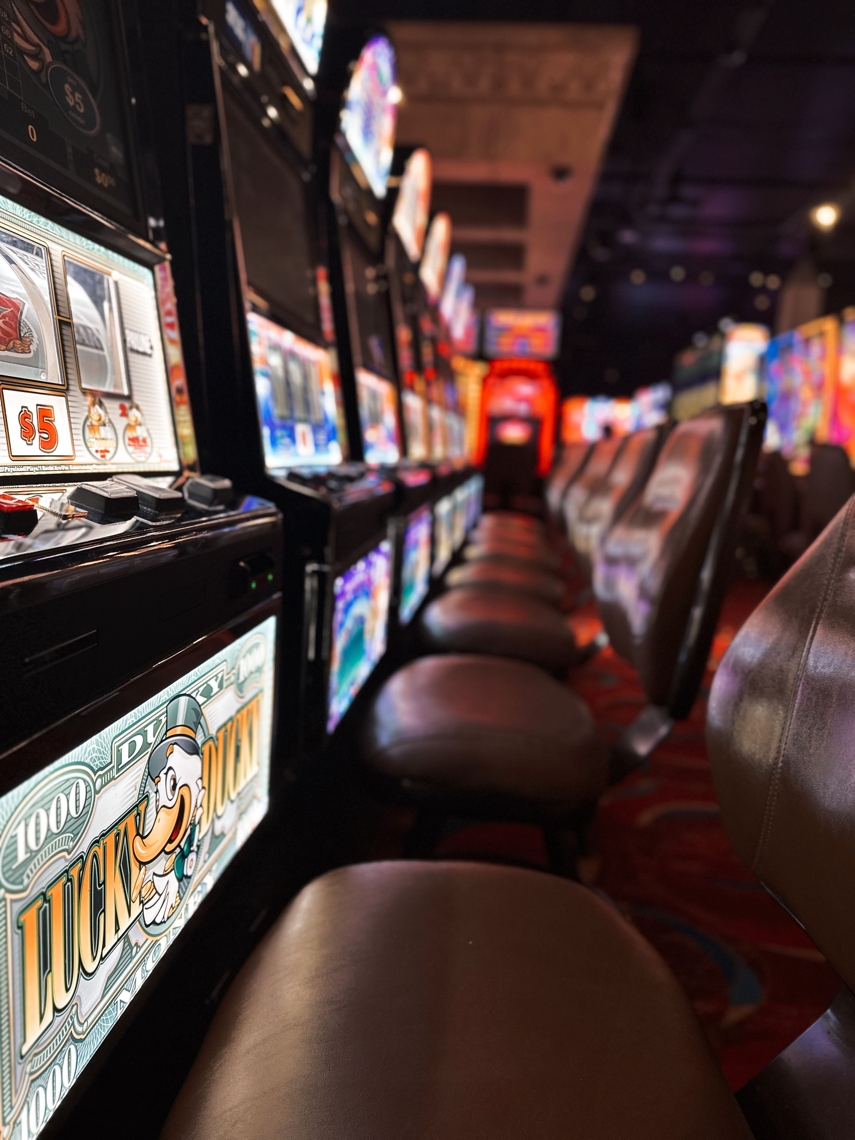 Deretan mesin slot di kasino